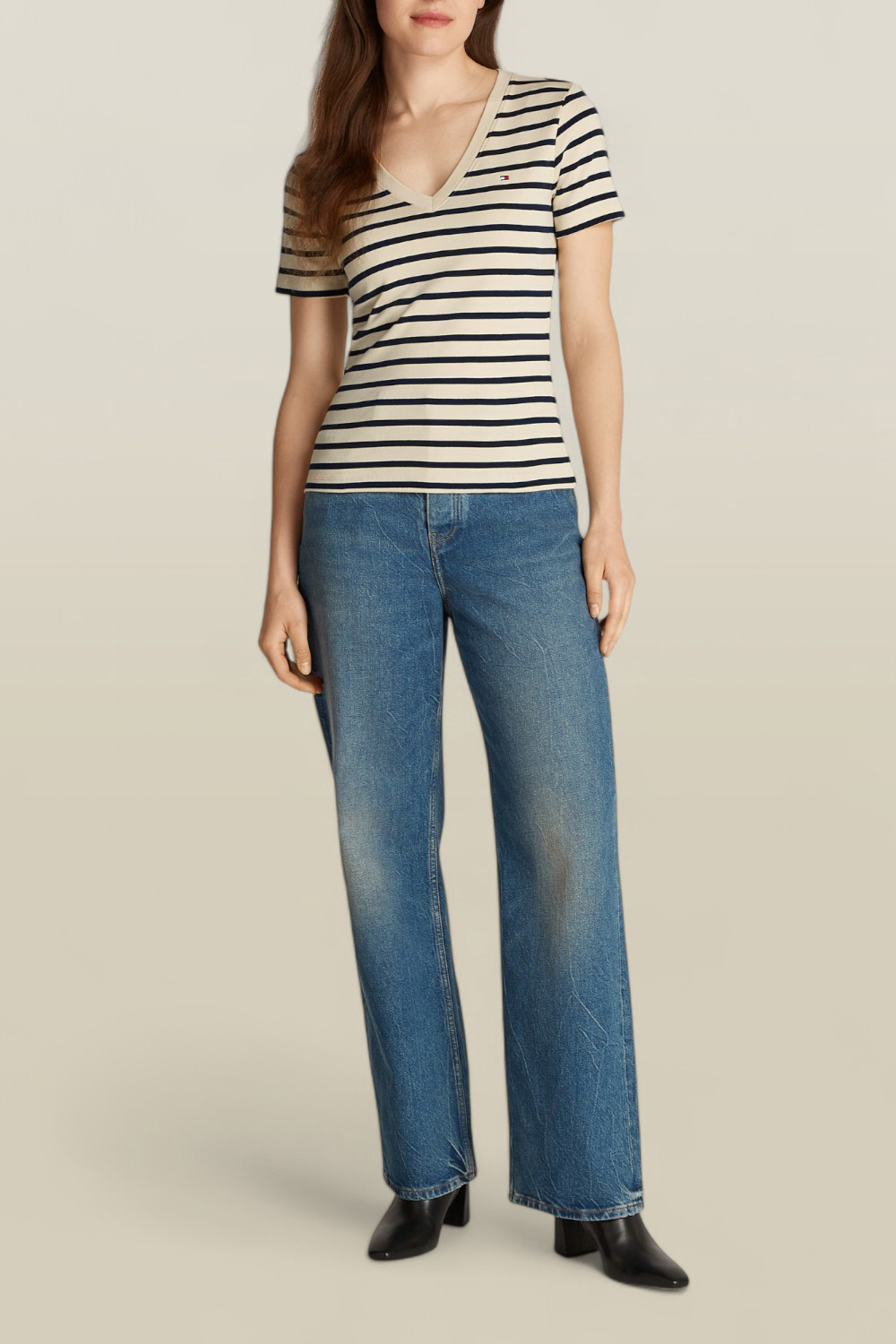 תמונת כל הלוק של חולצת טי סלים TOMMY HILFIGER